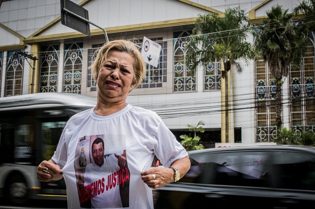 Em frente ao megatemplo, Rosely dos Santos, 68, cobra investigao pela morte do filho