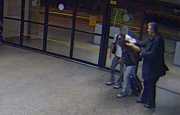 Momento em que o alemo Stephan Brode agride mulher na entrada de Cumbica, registrado pelas cmeras de vigilncia