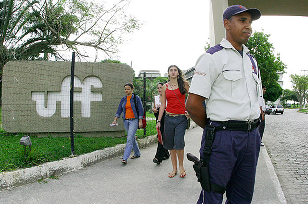 Entrada do campus da UFF no Rio de Janeiro; universidade desclassificou 113 candidatos cotistas