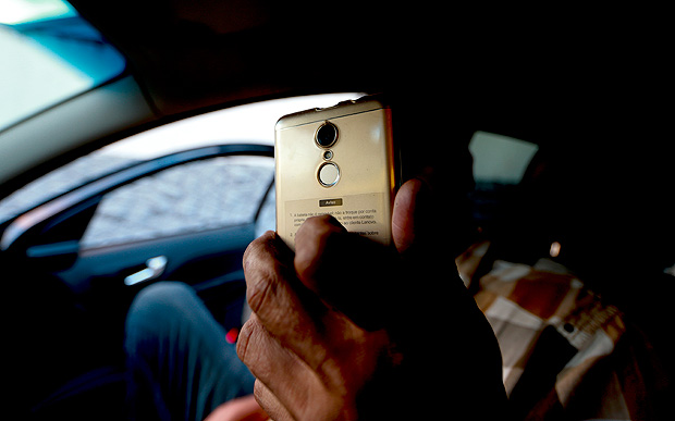 Motorista de Uber mostra celular no qual namorada instalou aplicativo espio; ele descobriu e passou a deixar telefone em casa