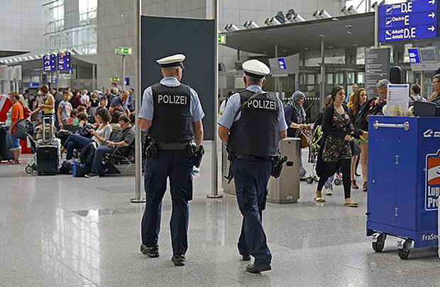 Alemo deportado do Brasil volta a ter surto em aeroporto de Frankfurt e  internado em clnica psiquitrica