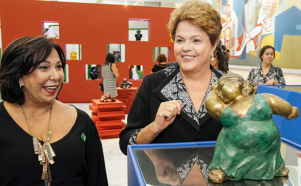 A presidente Dilma Rousseff observa peas de arte durante a exposio "As Mulheres do Brasil" de autoria da artista plstica Eliana Kertsz ( esq.), no Palcio do Planalto, em Braslia (DF). (Foto: Roberto Stukert Filho/Presidncia da Repblica) *** DIREITOS RESERVADOS. NO PUBLICAR SEM AUTORIZAO DO DETENTOR DOS DIREITOS AUTORAIS E DE IMAGEM ***