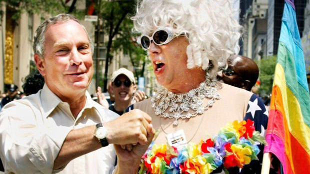Baker posa com o ento prefeito de Nova York, Michael Bloomberg, durante parada do orgulho gay 