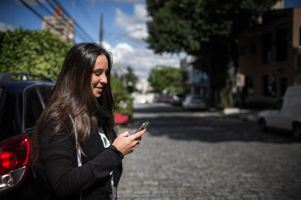 SAO PAULO - SP - 31.02.2017 - A estudante Carolina Arno, 20, gasta cerca de R$ 900 por mês com Uber (R$ 700 para ir à faculdade e se locomover de outras formas e R$ 200 com baladas). Ela é das pessoas que têm trocado o transporte público pelo Uber.. (Foto: Danilo Verpa/Folhapress, COTIDIANO)