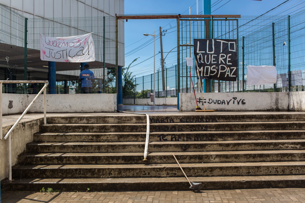 Cartazes no colgio Daniel Piza, em Acari, zona norte do Rio, trazem nomes de crianas mortas por bala perdida