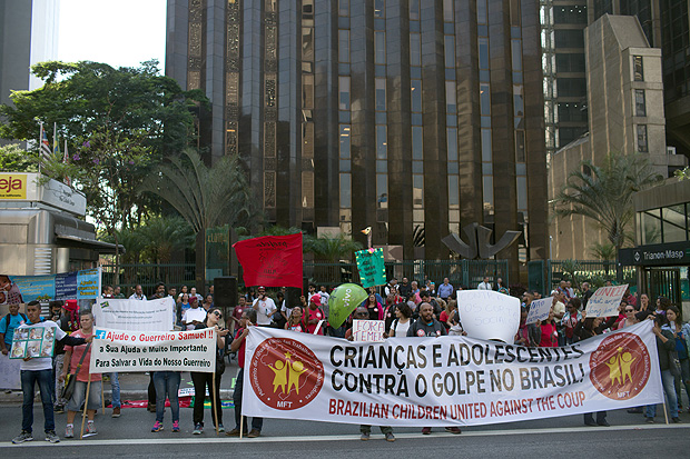 SAO PAULO - SP - 04.04.2017 - Protesto na avenida Paulista em frente ao predio da Fiesp onde o presidente Michel Temer esteve em evento organizado pela UNICEF. (Foto: Danilo Verpa/Folhapress, COTIDIANO)