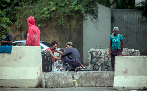 Com obras atrasadas, moradores de rua e usurios de droga acampam no canteiro ao lado do monotrilho