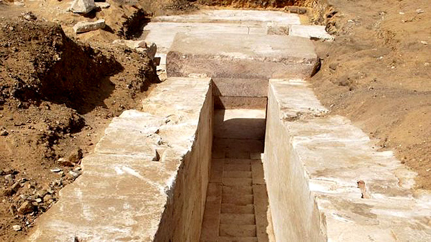 As primeiras escavaes descobriram a estrutura de um corredor