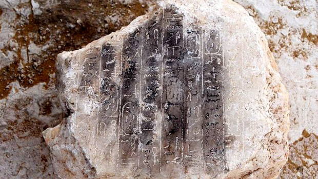 Um bloco com dez linhas de hierglifos tambm est entre as descobertas