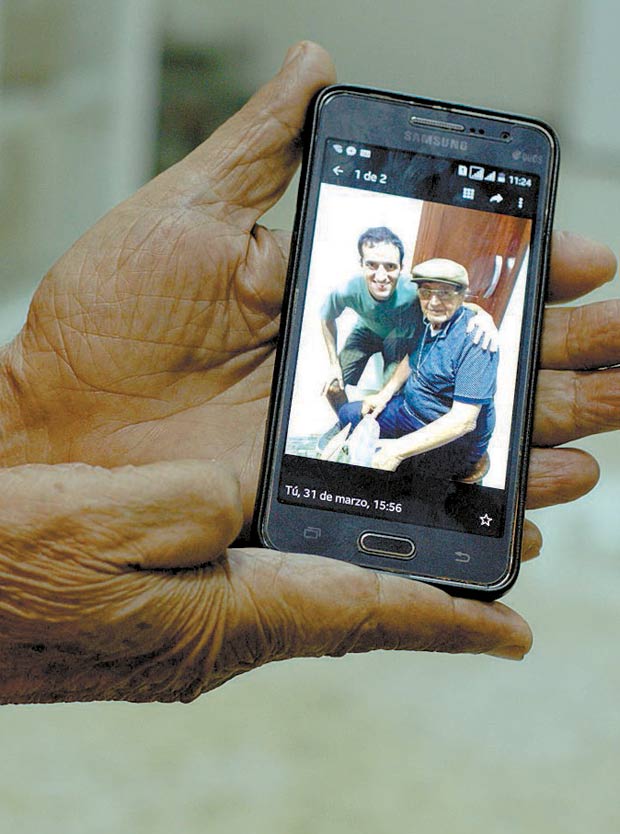 Escultor mostra sua foto com jovem desaparecido