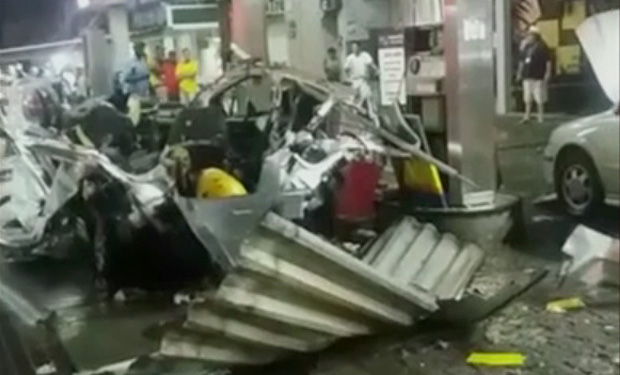 Carro destrudo aps exploso em posto de combustveis em So Gonalo, no Rio de Janeiro