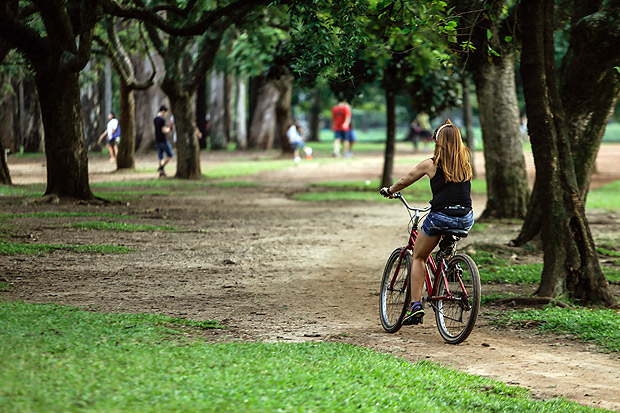Jovem passeia de bicicleta pelo parque Ibirapuera; feriado altera servios e o trnsito de SP nesta sexta