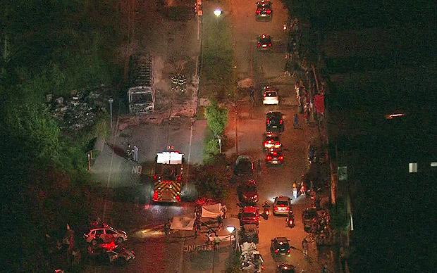 nibus incendiado em Osasco, na Grande SP, aps morte de quatro pessoas na madrugada