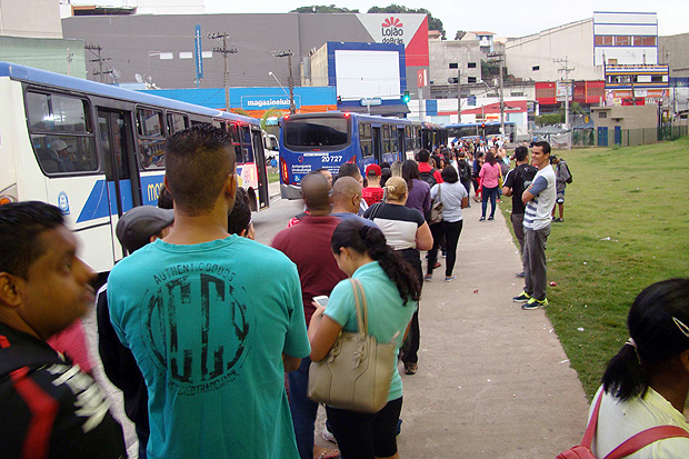 Com paralisao, passageiros formam longas filas para pegar nibus na frente da estao Francisco Morato