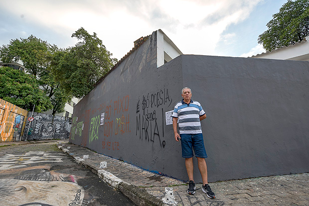 O aposentado Joo Batista da Silva pintou de cinza os grafites pintados em seu muro
