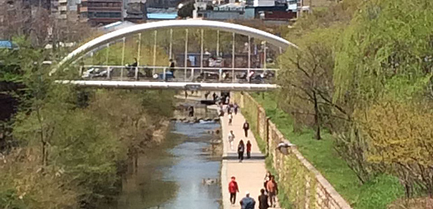 Rio Cheonggyecheon, em Seul, teve suas margens revitalizadas e virou parque linear