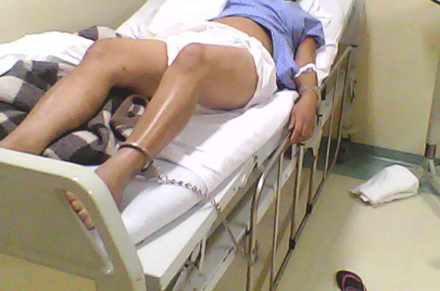 Detenta algemada pela perna e pelo brao no leito de hospital na regio metropolitana de So Paulo 