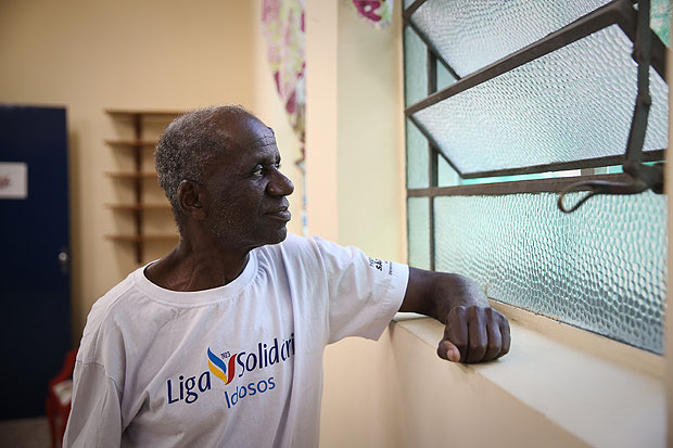 Carlos Alberto Arajo, 72, o seu Carlinhos, no centro social em que vive h seis dcadas