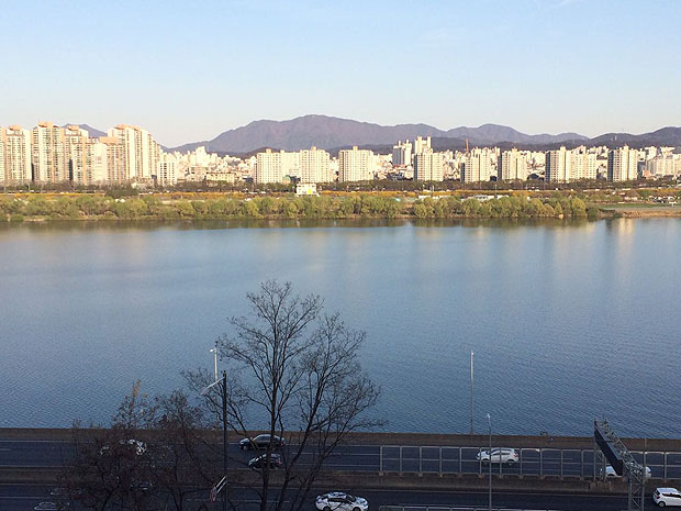 Vias expressas de Seul, na Coreia do Sul,  beira do rio Han, correspondente ao Tiet de So Paulo