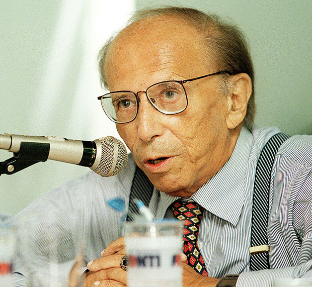 ORG XMIT: 195001_0.tif O economista e ex-deputado pelo PPB, Roberto Campos, em debate na Folha de S.Paulo. 