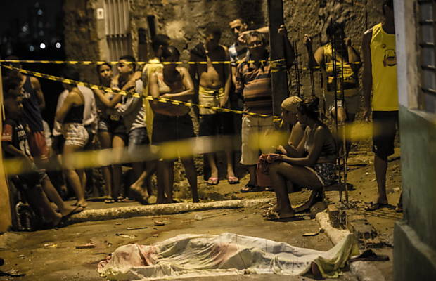 Jovem  assassinado na periferia do Recife; um em cada trs brasileiros afirma conhecer vtimas de homicdio ou latrocnio