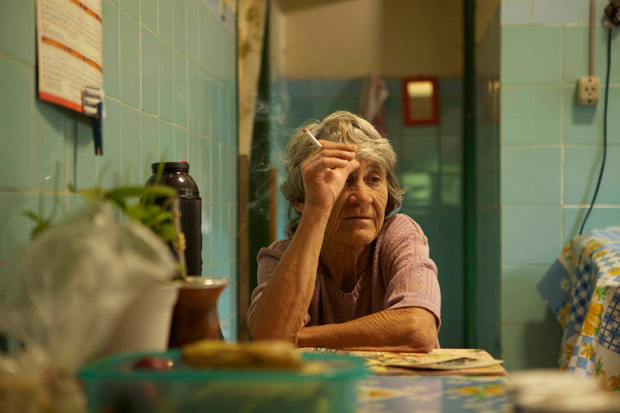Eva Nunes, de 72 aos, es una de las ocho personas que todava residen en la colonia