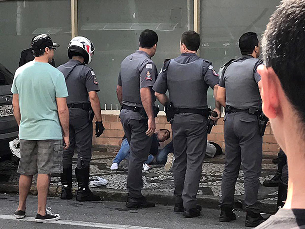 Suspeitos desrespeitaram ordem de parada da PM e perseguio terminou no cruzamento das ruas Teodoro Sampaio e Mourato Coelho