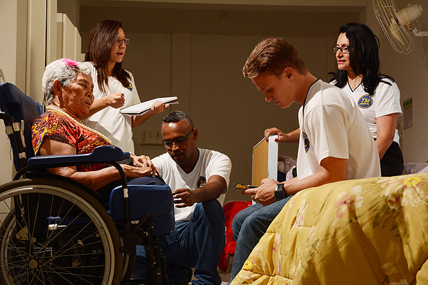 Estudantes planejam motorizao da cadeira de rodas de moradora de lar de idosos