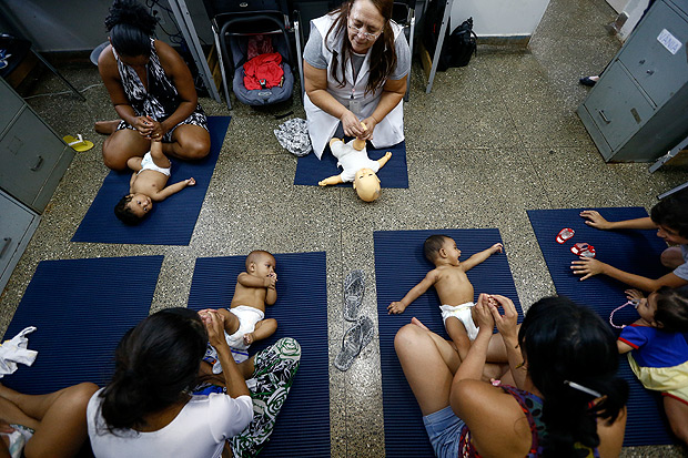 Enfermeira ensina mães a fazerem a shantala, prática de massagem originada na Índia, em seus bebês