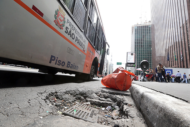 Na avenida Paulista, h um buraco com cone em frente ao shopping Center 3