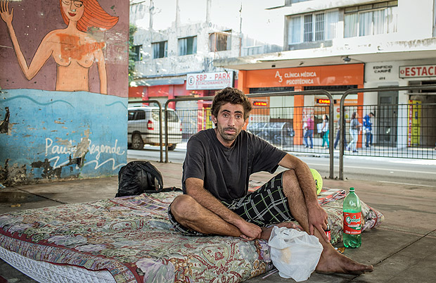 Morador de rua Vlademir Delvechio, 33, sob o Minhoco aps ter suas coisas recolhidas pela prefeitura