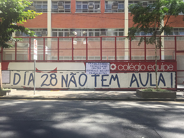 colégio Equipe, no bairro Santa Cecília, com cartaz que anuncia adesão a greve na sexta-feira 