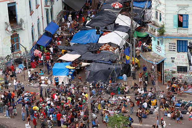 Fluxo' da cracolndia, na regio da Luz; sob tendas, traficantes montam 'feira' de droga 