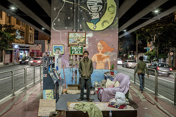 SAO PAULO, SP, BRASIL, 20-04-2017, 23h30: Retrato de Vlademir Delveccio, 33, que mora na rua e fez sua casa na parte de baixo do minhocao, no centro de Sao Paulo. (Foto: Eduardo Anizelli/Folhapress, COTIDIANO) ***EXCLUSIVO***