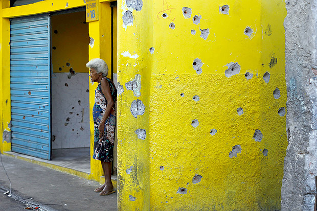 Imóvel fica cheio de marcas de tiros após dias de operação policial no Complexo do Alemão, no Rio
