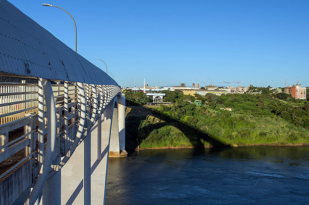 Vista do Brasil a partir da ponte da Amizade, na divisa com Paraguai; bandidos atravessaram o rio Paran para fugir