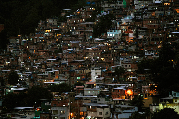 Favela da Rocinha, na zona sul do Rio de Janeiro, ao entardecer