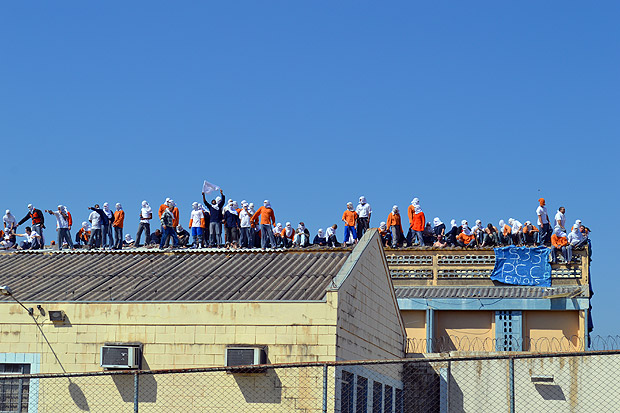 CASCAVEL, PR, BRASIL - 24.08.2014: Presos amotinados no telhado da Penitenciria Estadual de Cascavel (PR), na tarde deste domingo (24). (Foto: Luiz Carlos da Cruz/Folhapress) *** EXCLUSIVO FOLHA ***