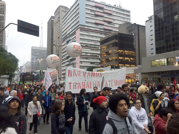 Os manifestantes da avenida Paulista que seguiam no sentido Consolao chegaram  Bela Cintra e fizeram o retorno. Esto agora seguindo pela pista sentido Paraso.