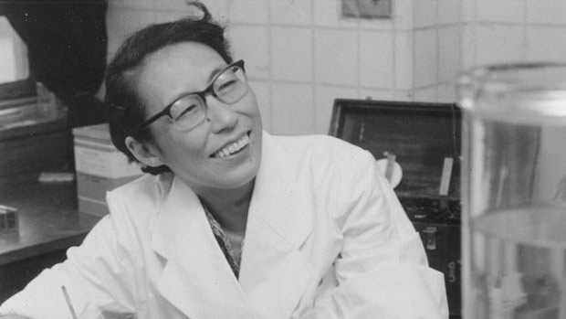 Utako Okamoto no seu laboratrio em 1961 