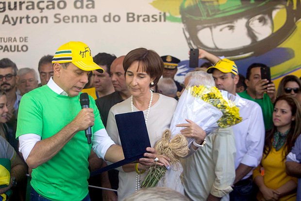 Doria entrega flores a Viviane Senna em homenagem a Ayrton Senna
