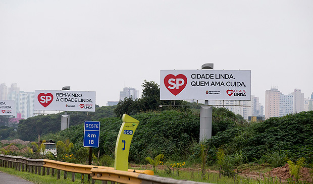 GUARULHOS - SP - 02.05.2017 - Outdoor do programa da prafeitura de Sao Paulo Cidade Linda, na rodovia Ayrton Senna em Guarulhos.. (Foto: Danilo Verpa/Folhapress, COTIDIANO) ***EXCLUSIVO FOLHA***