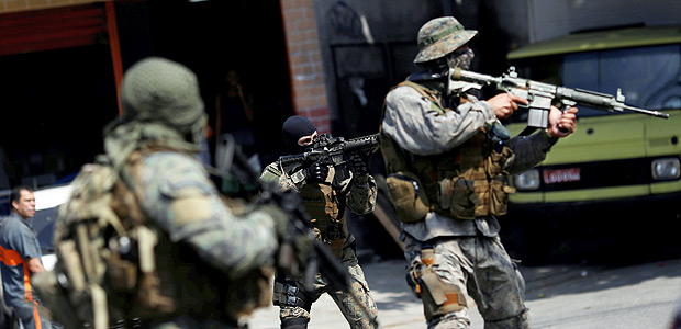 Special Operations Battalion (BOPE) policemen aim their weapons during an operation in Alemao slums complex after violent clashes between policemen and drug dealers in Rio de Janeiro, Brazil May 4, 2017. REUTERS/Ricardo Moraes ORG XMIT: RJO01