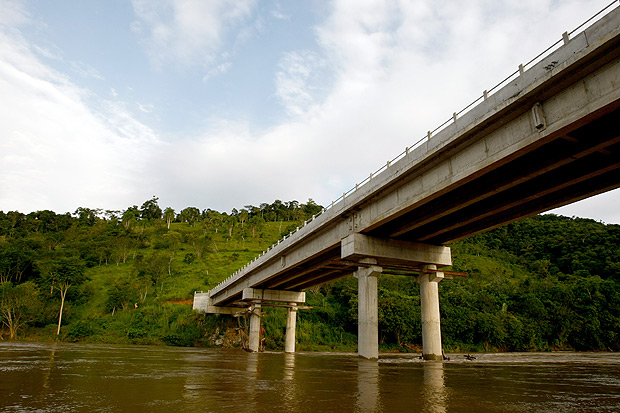 Ponte sobre o rio Ribeira de Iguape no Vale do Ribeira, interior de São Paulo