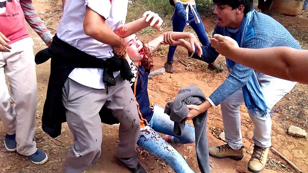 Momentos após o disparo, em que a adolescente é socorrida por outros manifestantes