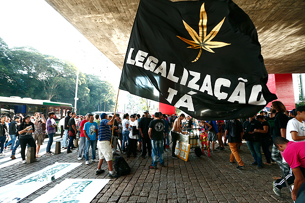 Manifestantes se concentram no vo livre do Masp na Marcha da Maconha