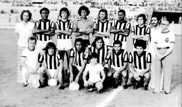 Adelino (na fila de trs,  dir.) com o time do Treze, em 1975 