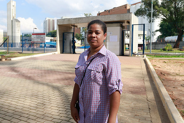 Diarista Iracema Oliveira Santos diz que perdeu dia de trabalho para ficar com a filha