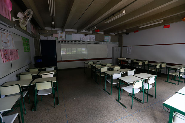 Sala de aula escura e sem aula do CEU Jaguar, na zona oeste de So Paulo