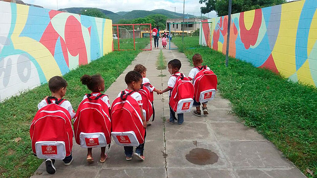 Alunos de creche de Jequi, na Bahia, com mochilas recebidas pela prefeitura na ltima semana